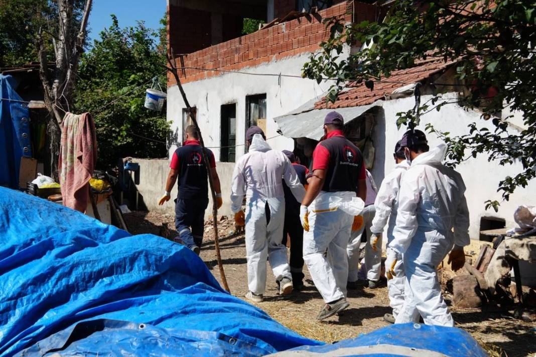 Çöp ev şikayetine giden belediye ekibi küçük dilini yuttu! 5 gün sürdü, onlarca kamyon geldi gitti 1